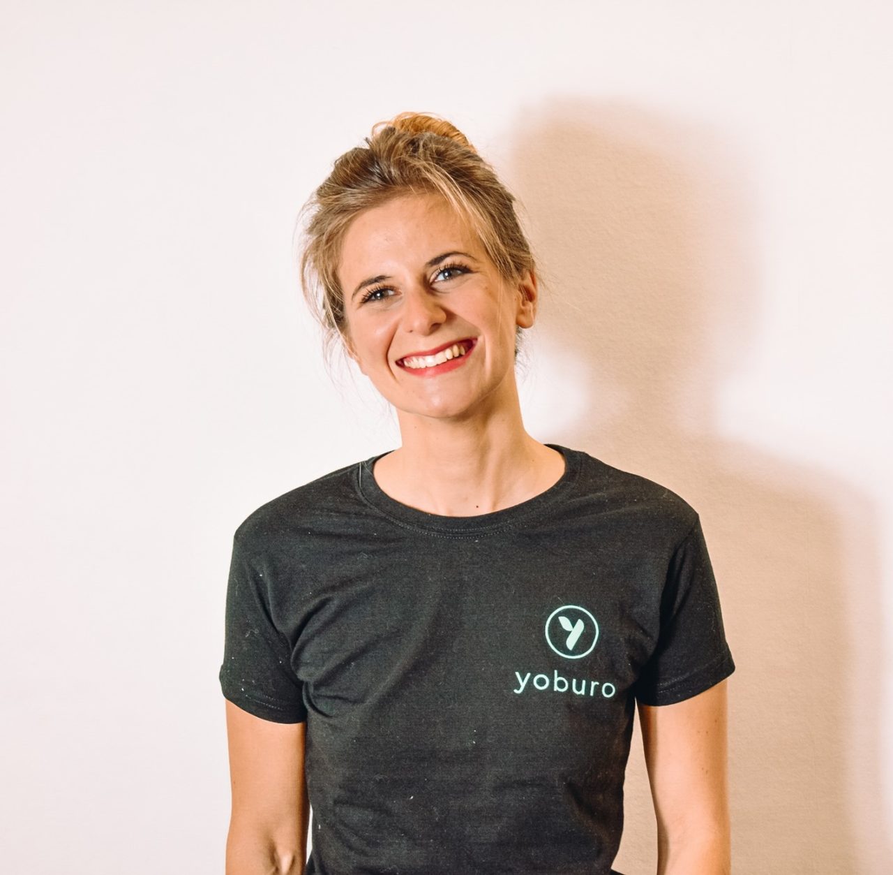 Professeur de yoga souriante