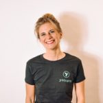 Professeur de yoga souriante