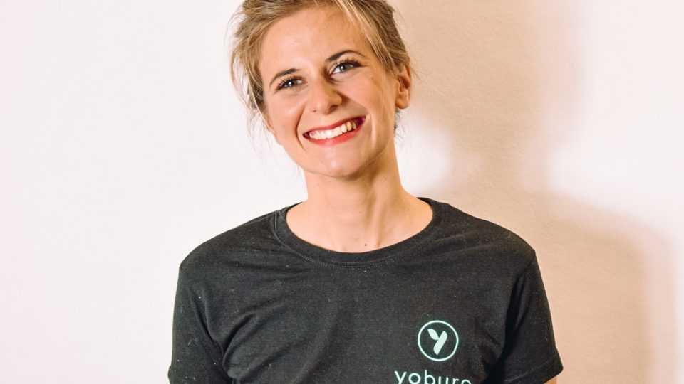 Professeur de yoga souriante