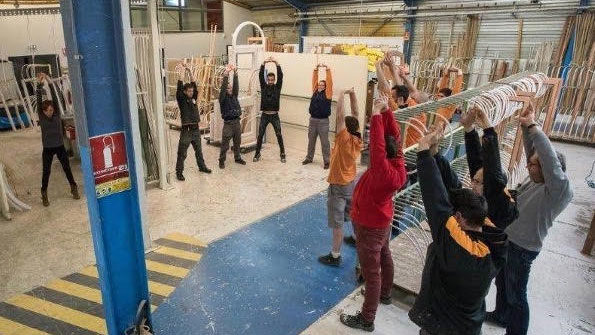 Employés d'un entrepôt entrain de pratiquer du yoga