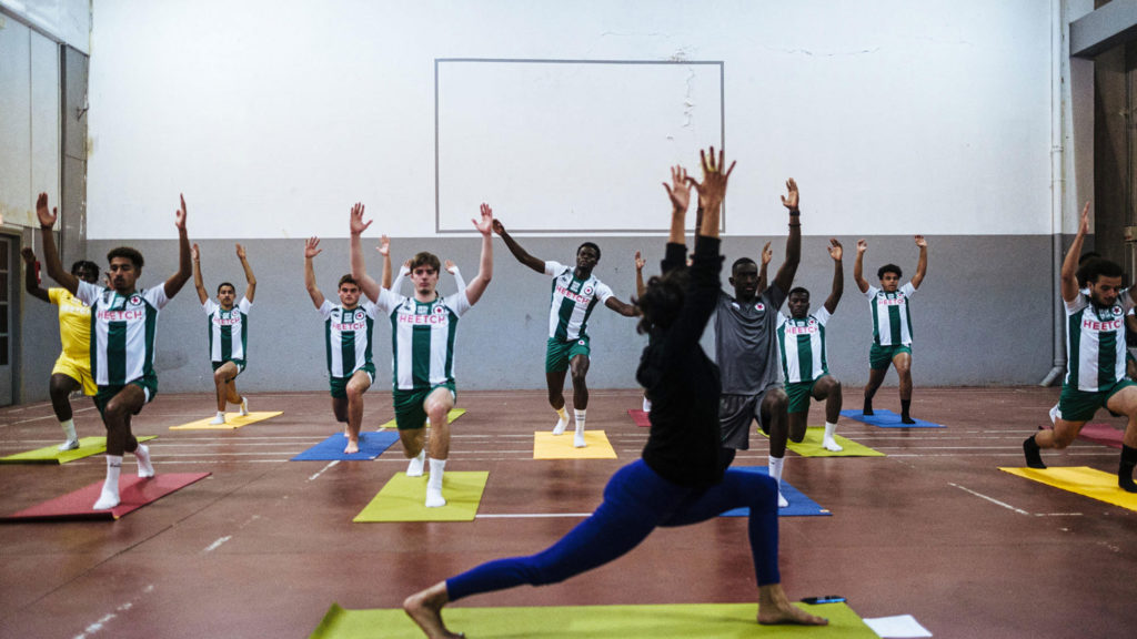Joueur de foot du Red Star entrain de s'étirer