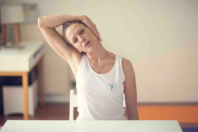 Femme faisant du yoga sur chaise