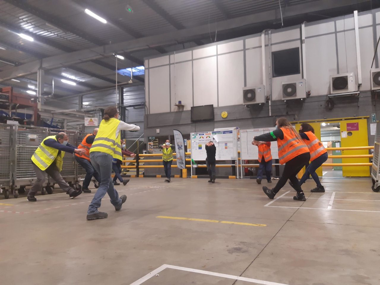 Employés faisant de l'exercice dans un entrepot