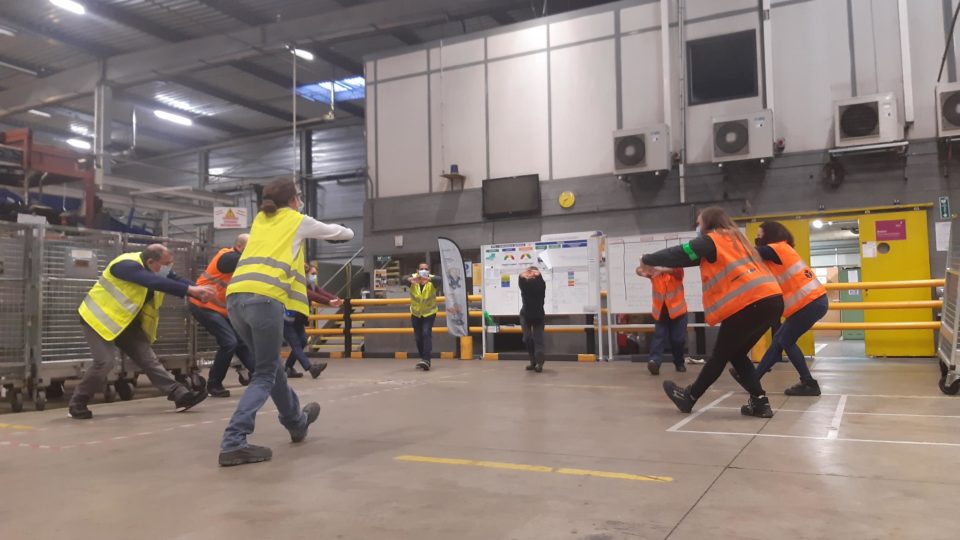 Employés faisant de l'exercice dans un entrepot