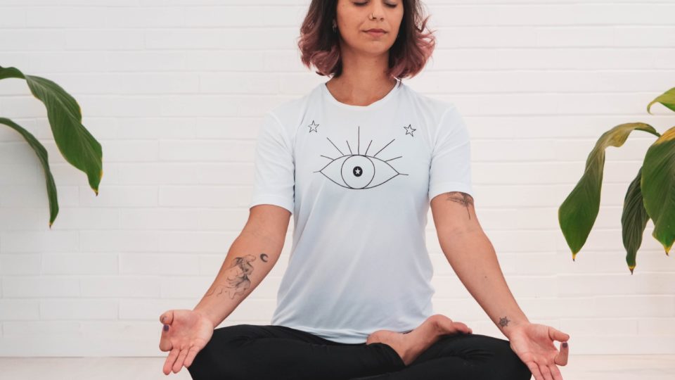 Femme méditant au travail