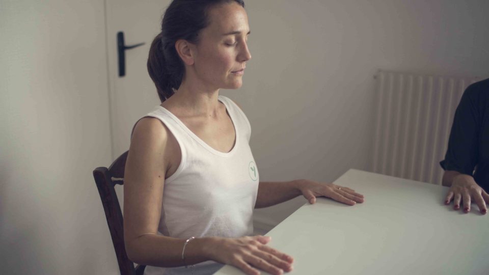 Femme pratiquant la méditation en entreprise